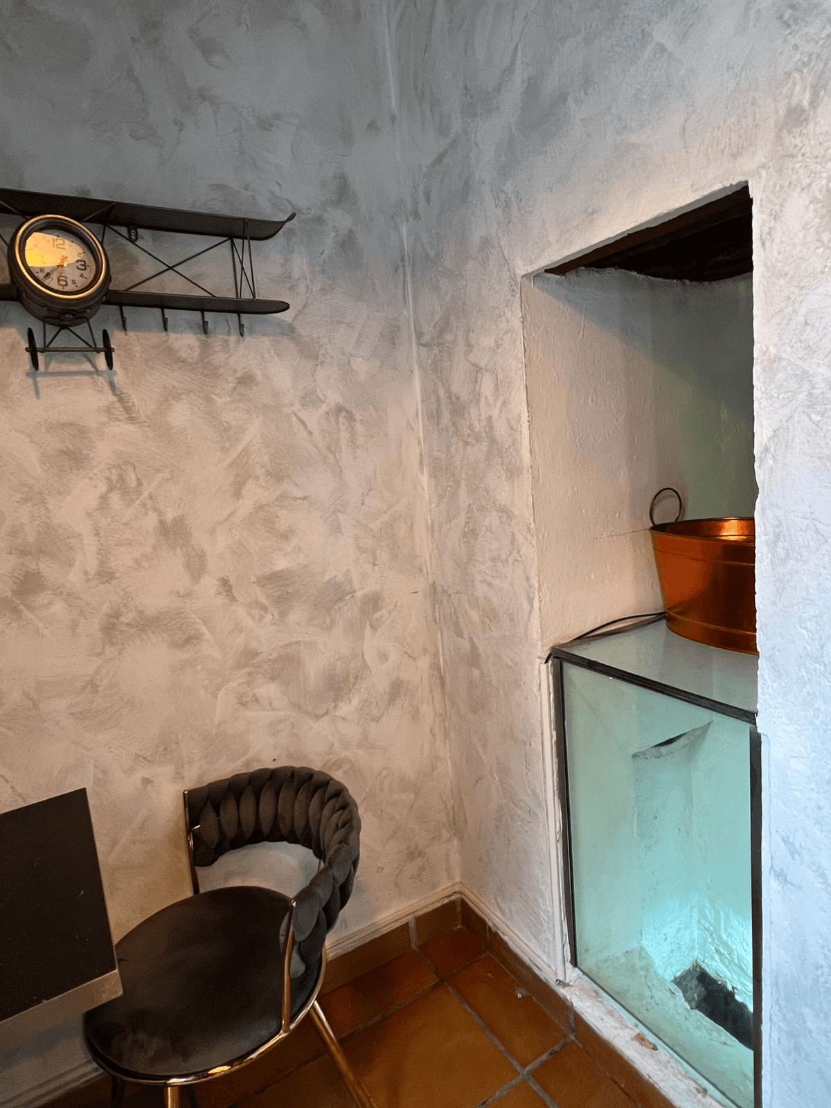 Fachada e interior del bar El Pozo en la Corredera