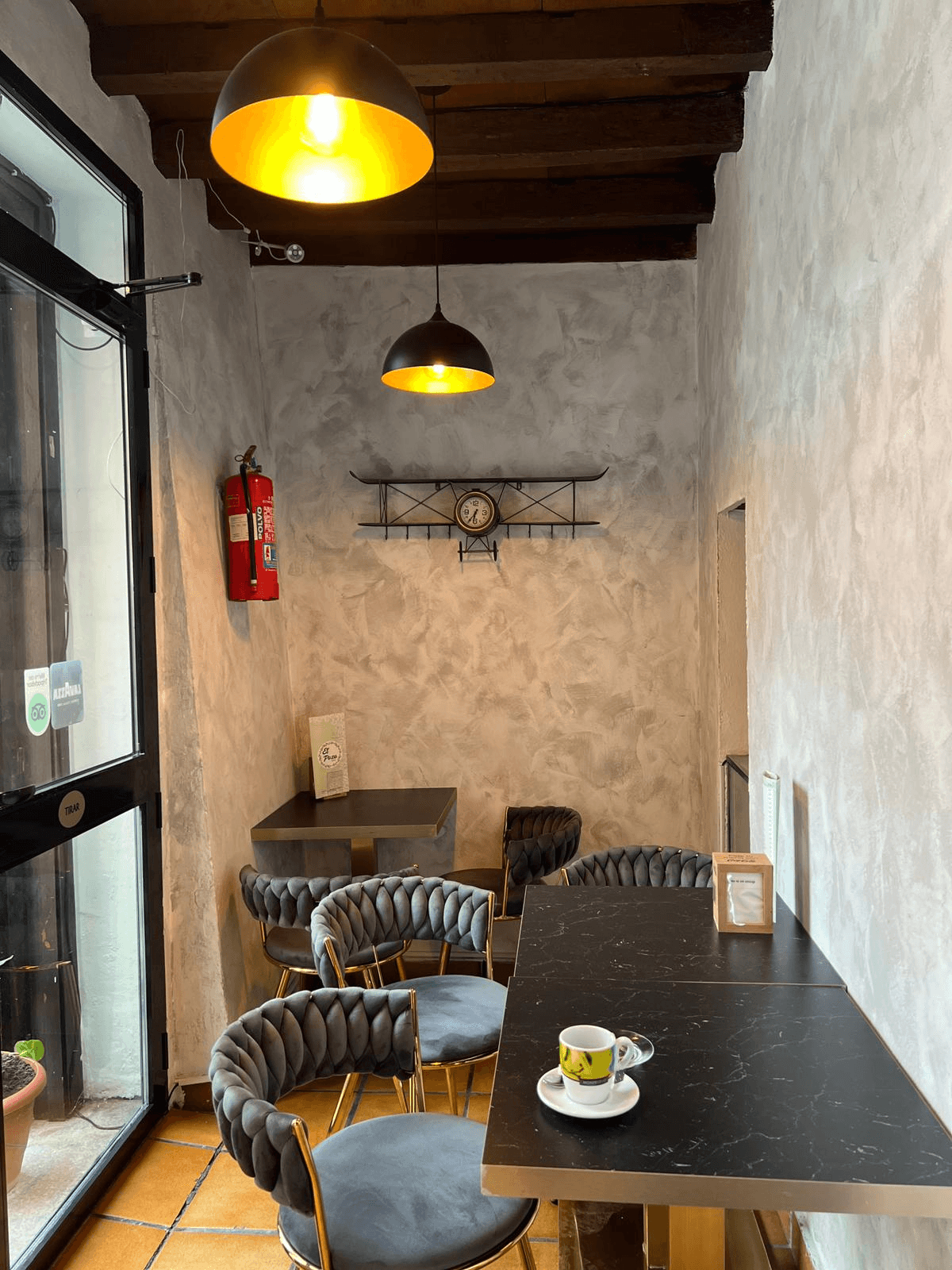 Salón interior del bar El Pozo
